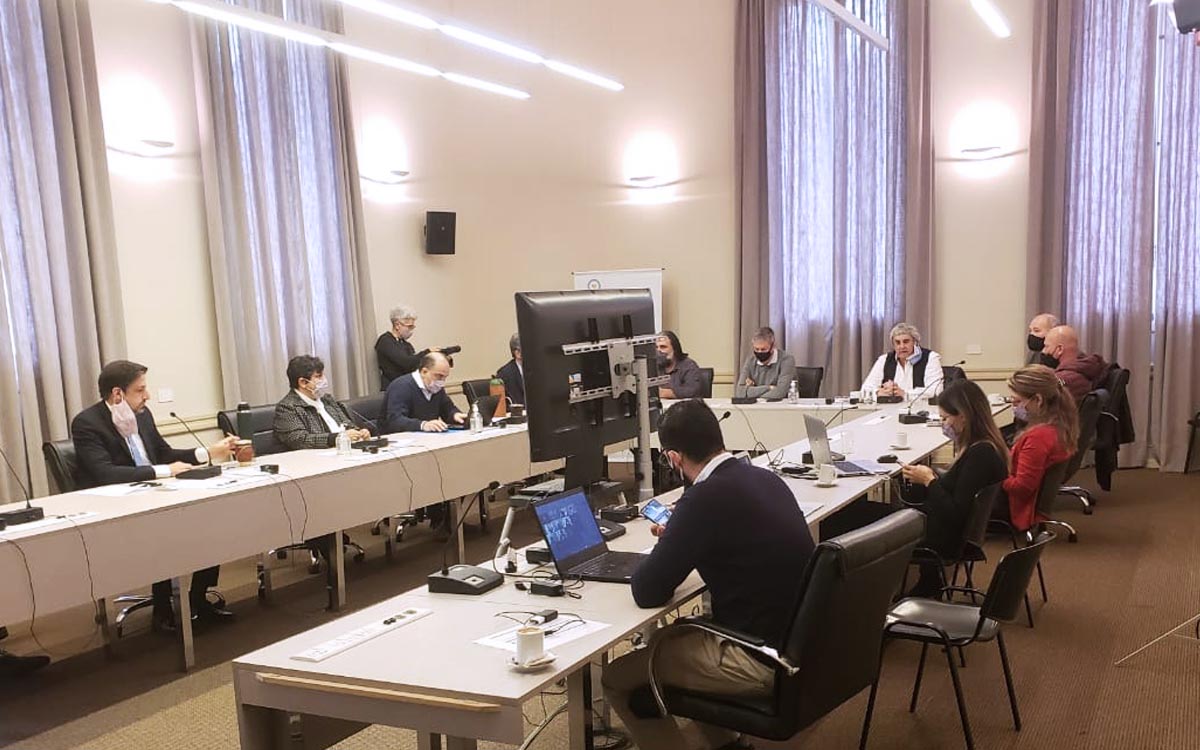 Nueva renegociación salarial lleva el mínimo inicial docente a un 45,5%